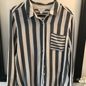 ⬇️🎈Time and Tru striped button down fun